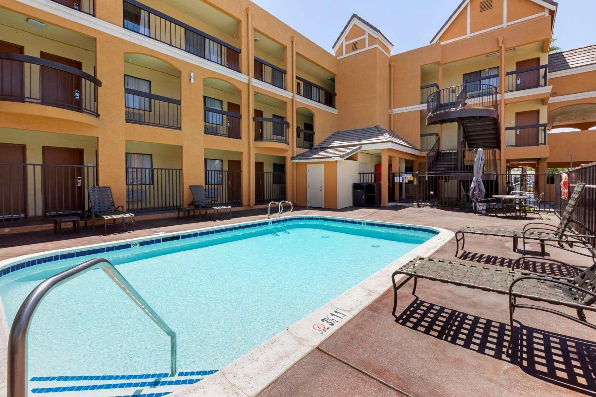 Quality Inn & Suites Westminster Seal Beach Εξωτερικό φωτογραφία